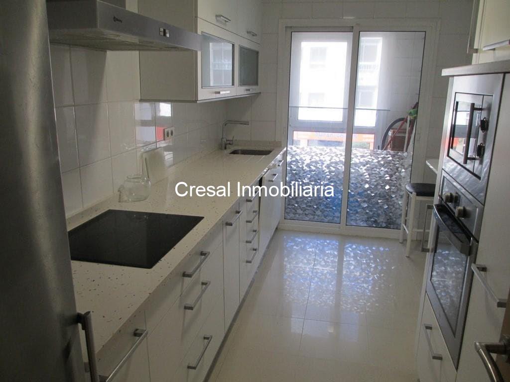 Foto 4 SE ALQUILA, BONITO PISO, 3 HAB. EN MILLADOIRO, CON  GARAJE, TRASTERO, CALEF. EXTERIOR
